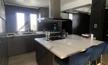 Venta de Casa amplia con piscina.