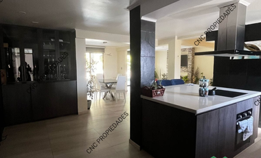 Venta de Casa amplia con piscina.