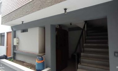 VENDO CASA FRENTE A PARQUE en San Juan de Miraflores