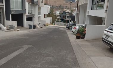 LAGO ESMERALDA, CONJUNTO CERRADO, SEGURIDAD 24 HS CALLE BRUMA. BONITA Y COMODA CASA