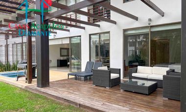 Terraza con jacuzzi y acceso directo al jardín