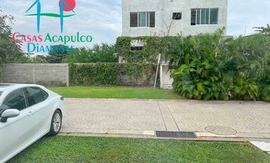 Terraza con jacuzzi y acceso directo al jardín