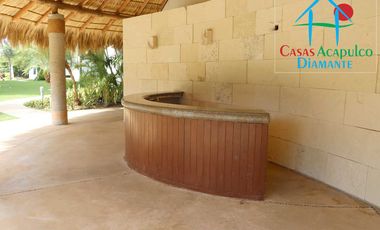 Terraza con jacuzzi y acceso directo al jardín