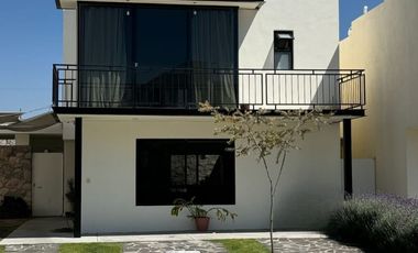 CASA EN RENTA CONDOMINIO MONTES EVERETS CUMBRE DE LAGOS JURIQUILLA ALBERCA