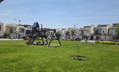 CASA EN RENTA CONDOMINIO MONTES EVERETS CUMBRE DE LAGOS JURIQUILLA ALBERCA