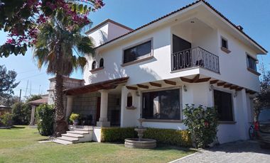 🌿 Tu Refugio Ideal con Jardines, Alberca y Casa de Visitas 🏡💦 Casa en VENTA Granjas Tequisquiapan 🌺