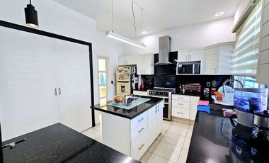 LAS CAÑADAS CASA EN VENTA CON EXCELENTE UBICACIÓN Y TERRAZA CON BONITA VISTA