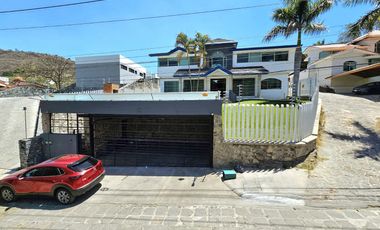 LAS CAÑADAS CASA EN VENTA CON EXCELENTE UBICACIÓN Y TERRAZA CON BONITA VISTA