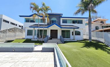 LAS CAÑADAS CASA EN VENTA CON EXCELENTE UBICACIÓN Y TERRAZA CON BONITA VISTA