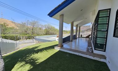 LAS CAÑADAS CASA EN VENTA CON EXCELENTE UBICACIÓN Y TERRAZA CON BONITA VISTA