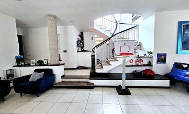 LAS CAÑADAS CASA EN VENTA CON EXCELENTE UBICACIÓN Y TERRAZA CON BONITA VISTA