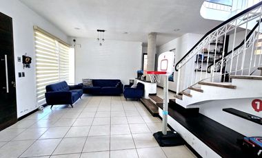 LAS CAÑADAS CASA EN VENTA CON EXCELENTE UBICACIÓN Y TERRAZA CON BONITA VISTA