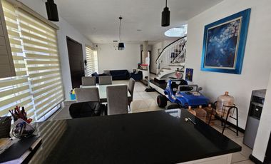 LAS CAÑADAS CASA EN VENTA CON EXCELENTE UBICACIÓN Y TERRAZA CON BONITA VISTA