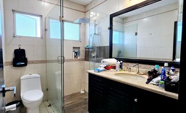 LAS CAÑADAS CASA EN VENTA CON EXCELENTE UBICACIÓN Y TERRAZA CON BONITA VISTA