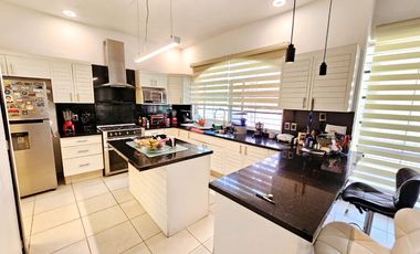 LAS CAÑADAS CASA EN VENTA CON EXCELENTE UBICACIÓN Y TERRAZA CON BONITA VISTA