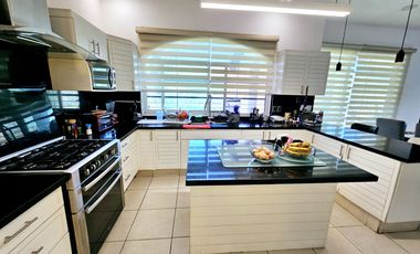 LAS CAÑADAS CASA EN VENTA CON EXCELENTE UBICACIÓN Y TERRAZA CON BONITA VISTA