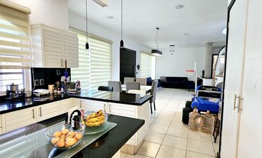 LAS CAÑADAS CASA EN VENTA CON EXCELENTE UBICACIÓN Y TERRAZA CON BONITA VISTA