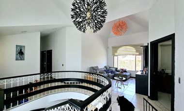 LAS CAÑADAS CASA EN VENTA CON EXCELENTE UBICACIÓN Y TERRAZA CON BONITA VISTA