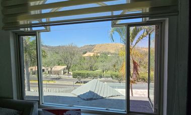 LAS CAÑADAS CASA EN VENTA CON EXCELENTE UBICACIÓN Y TERRAZA CON BONITA VISTA