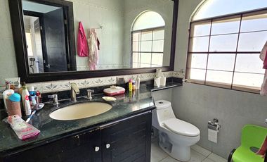 LAS CAÑADAS CASA EN VENTA CON EXCELENTE UBICACIÓN Y TERRAZA CON BONITA VISTA
