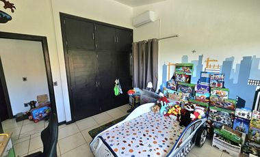 LAS CAÑADAS CASA EN VENTA CON EXCELENTE UBICACIÓN Y TERRAZA CON BONITA VISTA