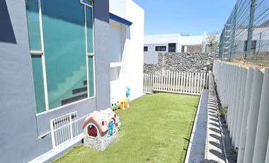 LAS CAÑADAS CASA EN VENTA CON EXCELENTE UBICACIÓN Y TERRAZA CON BONITA VISTA