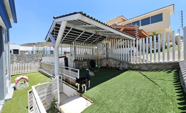 LAS CAÑADAS CASA EN VENTA CON EXCELENTE UBICACIÓN Y TERRAZA CON BONITA VISTA