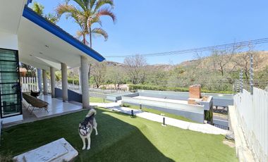 LAS CAÑADAS CASA EN VENTA CON EXCELENTE UBICACIÓN Y TERRAZA CON BONITA VISTA