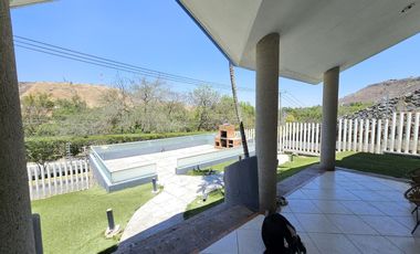 LAS CAÑADAS CASA EN VENTA CON EXCELENTE UBICACIÓN Y TERRAZA CON BONITA VISTA