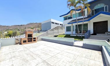 LAS CAÑADAS CASA EN VENTA CON EXCELENTE UBICACIÓN Y TERRAZA CON BONITA VISTA