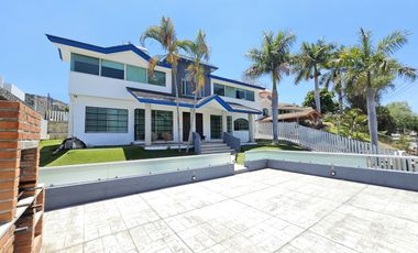 LAS CAÑADAS CASA EN VENTA CON EXCELENTE UBICACIÓN Y TERRAZA CON BONITA VISTA