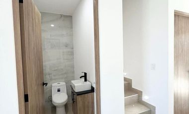 CASA EN VENTA EN MESETA HABITAT, 3 RECS. 3.5 BAÑOS, JARDIN, CANCHA DE PADEL, DE FUTBOL, DE PATINAJE