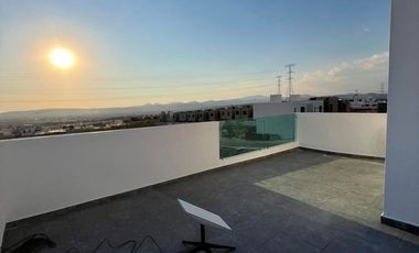 CASA EN VENTA EN MESETA HABITAT, 3 RECS. 3.5 BAÑOS, JARDIN, CANCHA DE PADEL, DE FUTBOL, DE PATINAJE