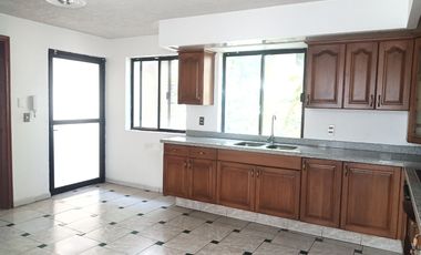 3 RECAMARAS MAS CUARTO DE SERVICIO, TODOS CON BAÑO COMPLETO. ESPACIOS MUY AMPLIOS 185 M2 TOTALES. A 2 CUADRAS DE PLAZA DEL ANGEL