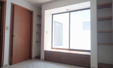 3 RECAMARAS MAS CUARTO DE SERVICIO, TODOS CON BAÑO COMPLETO. ESPACIOS MUY AMPLIOS 185 M2 TOTALES. A 2 CUADRAS DE PLAZA DEL ANGEL