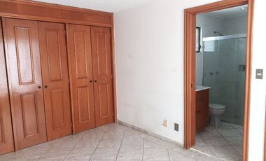 3 RECAMARAS MAS CUARTO DE SERVICIO, TODOS CON BAÑO COMPLETO. ESPACIOS MUY AMPLIOS 185 M2 TOTALES. A 2 CUADRAS DE PLAZA DEL ANGEL