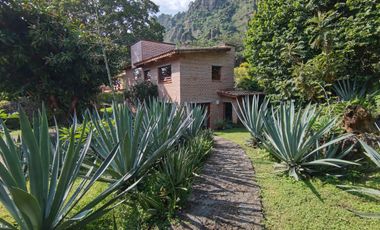 * INCREÍBLE CASA ESTILO EUROPEO CON UBICACIÓN Y VISTA PRIVILEGIADA EN TEPOZ