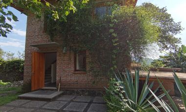 * INCREÍBLE CASA ESTILO EUROPEO CON UBICACIÓN Y VISTA PRIVILEGIADA EN TEPOZ