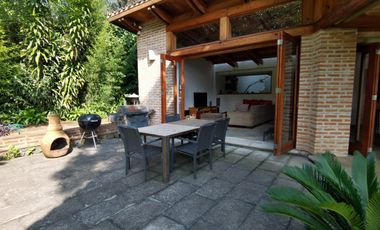 * INCREÍBLE CASA ESTILO EUROPEO CON UBICACIÓN Y VISTA PRIVILEGIADA EN TEPOZ