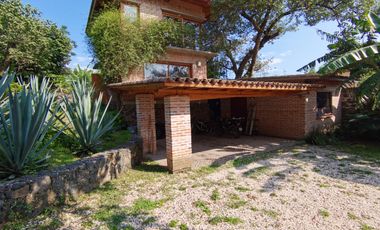 * INCREÍBLE CASA ESTILO EUROPEO CON UBICACIÓN Y VISTA PRIVILEGIADA EN TEPOZ