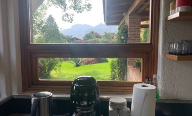 * INCREÍBLE CASA ESTILO EUROPEO CON UBICACIÓN Y VISTA PRIVILEGIADA EN TEPOZ