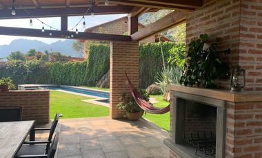 * INCREÍBLE CASA ESTILO EUROPEO CON UBICACIÓN Y VISTA PRIVILEGIADA EN TEPOZ