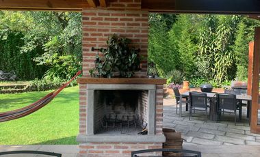 * INCREÍBLE CASA ESTILO EUROPEO CON UBICACIÓN Y VISTA PRIVILEGIADA EN TEPOZ