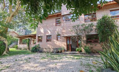 * INCREÍBLE CASA ESTILO EUROPEO CON UBICACIÓN Y VISTA PRIVILEGIADA EN TEPOZ