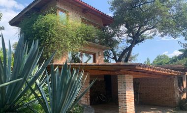 * INCREÍBLE CASA ESTILO EUROPEO CON UBICACIÓN Y VISTA PRIVILEGIADA EN TEPOZ