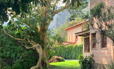 * INCREÍBLE CASA ESTILO EUROPEO CON UBICACIÓN Y VISTA PRIVILEGIADA EN TEPOZ