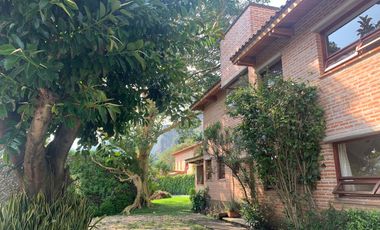 * INCREÍBLE CASA ESTILO EUROPEO CON UBICACIÓN Y VISTA PRIVILEGIADA EN TEPOZ