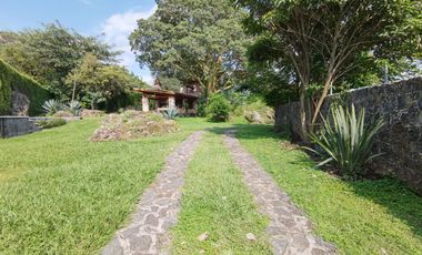 * INCREÍBLE CASA ESTILO EUROPEO CON UBICACIÓN Y VISTA PRIVILEGIADA EN TEPOZ