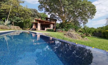 * INCREÍBLE CASA ESTILO EUROPEO CON UBICACIÓN Y VISTA PRIVILEGIADA EN TEPOZ