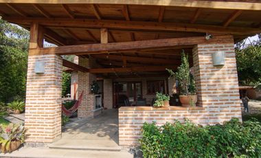 * INCREÍBLE CASA ESTILO EUROPEO CON UBICACIÓN Y VISTA PRIVILEGIADA EN TEPOZ